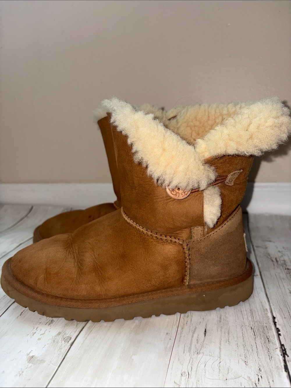 UGG Chestnut Suede Shearling-Lined size 5 women’s pre- owned - Picture 3 of 9